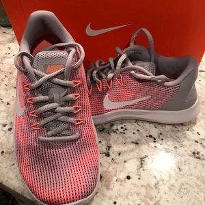✨SOLD ✨NEW Women’s Nike FlexRun Sneakers Sz 6